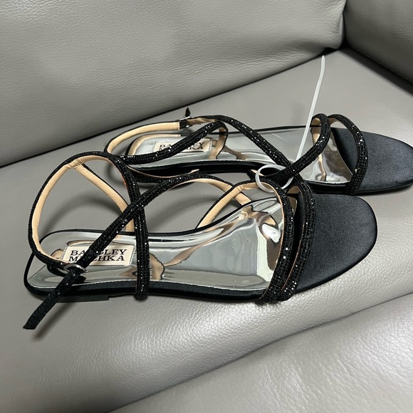 Badgley Mischka Shoes - Badgley Mischka Women's Ivie Flat Sandal size 6